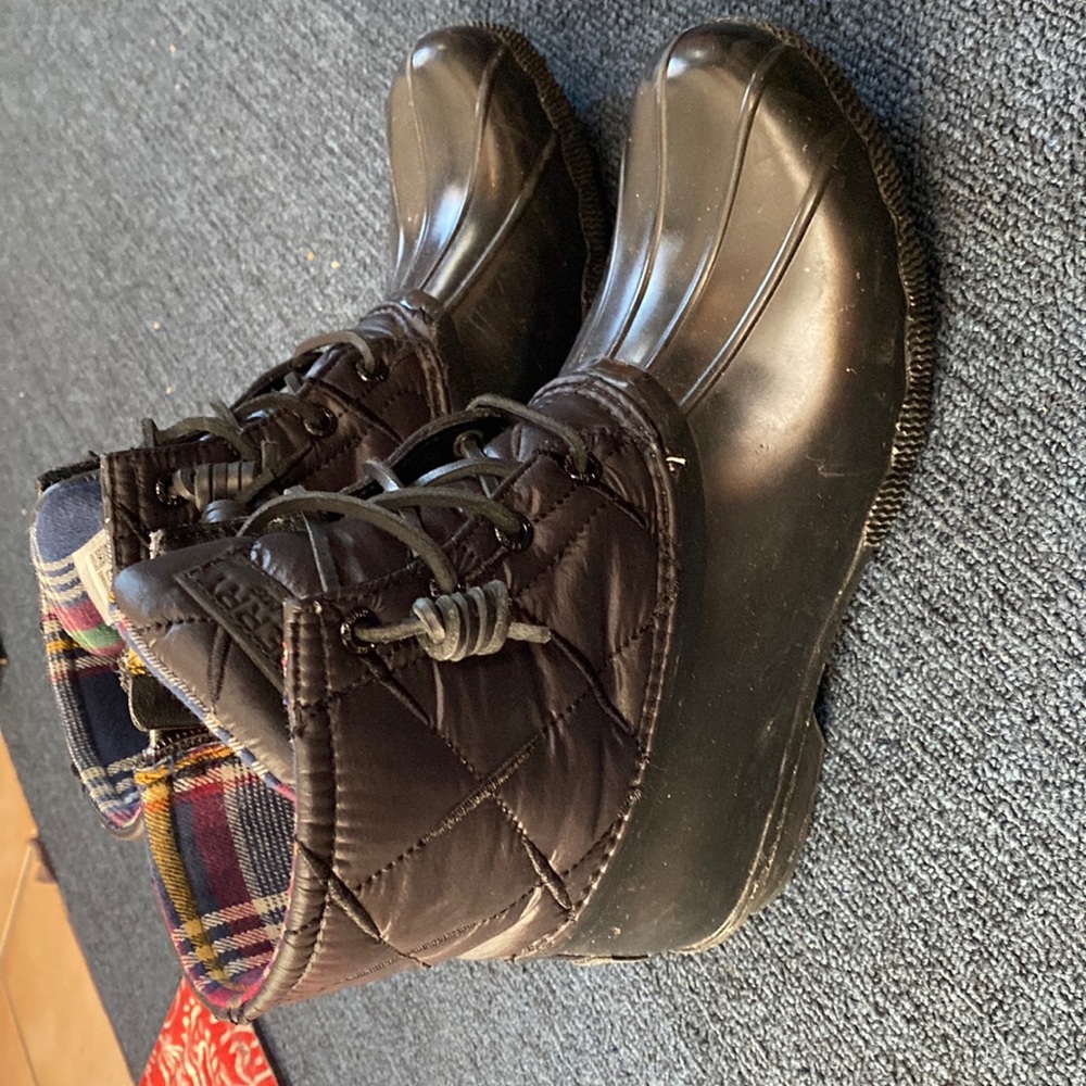 Black sperry duck boots. Preowned in excellent condition!